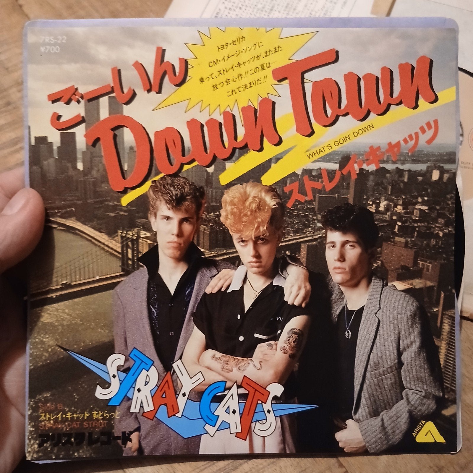 The Stray Cats - What's Goin' Down (7 inch vinyl single), Ophalen of Verzenden, Zo goed als nieuw, 7 inch, Rock en Metal