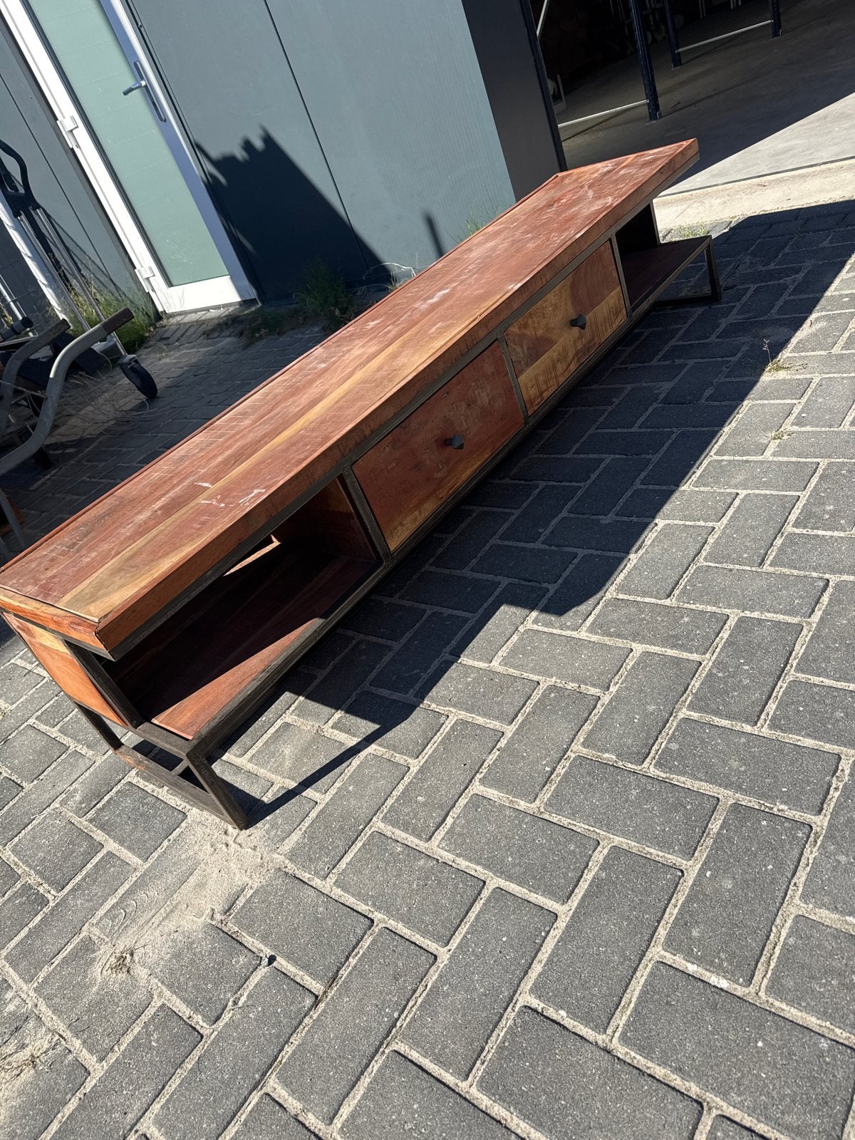 Robuust TV-meubel van hout en metaal met lades