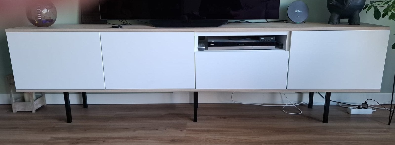 TV-meubel, 2 witte Besta kastjes + planken en zwarte pootjes, Huis en Inrichting, Ophalen, Zo goed als nieuw, 200 cm of meer, Minder dan 100 cm