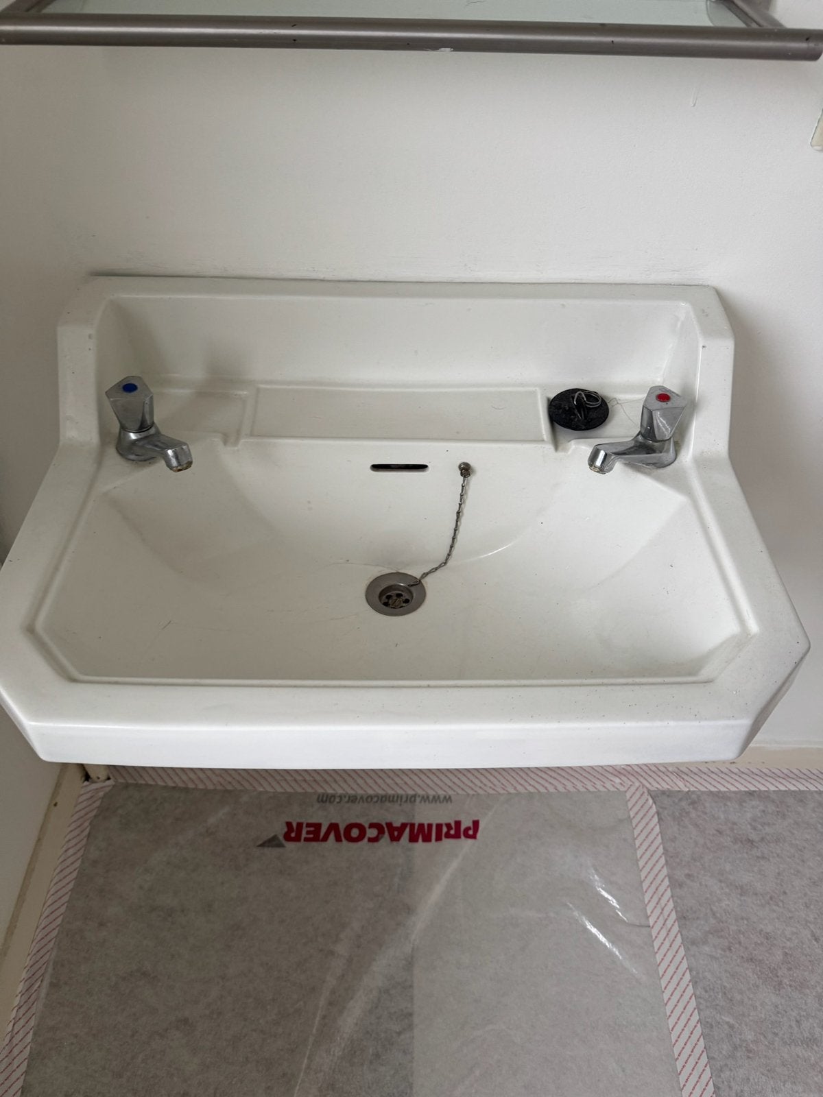 Klassieke keramische wastafel met 2 kranen, Ophalen, Zo goed als nieuw