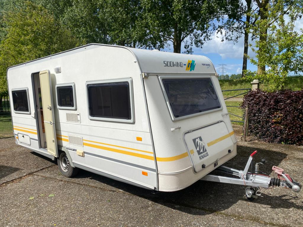 Grote Knaus 500, Vast bed, Rondzit, Particulier, Luifel