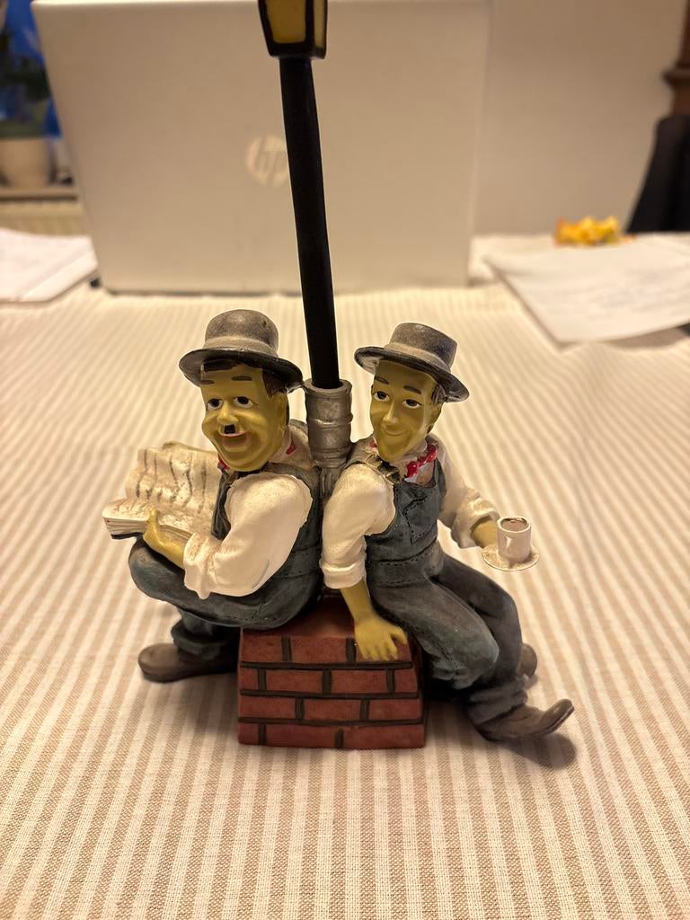 Laurel en Hardy beeldje met lantaarnpaal, Ophalen, Groep mensen, Minder dan 20 cm, Kunststof