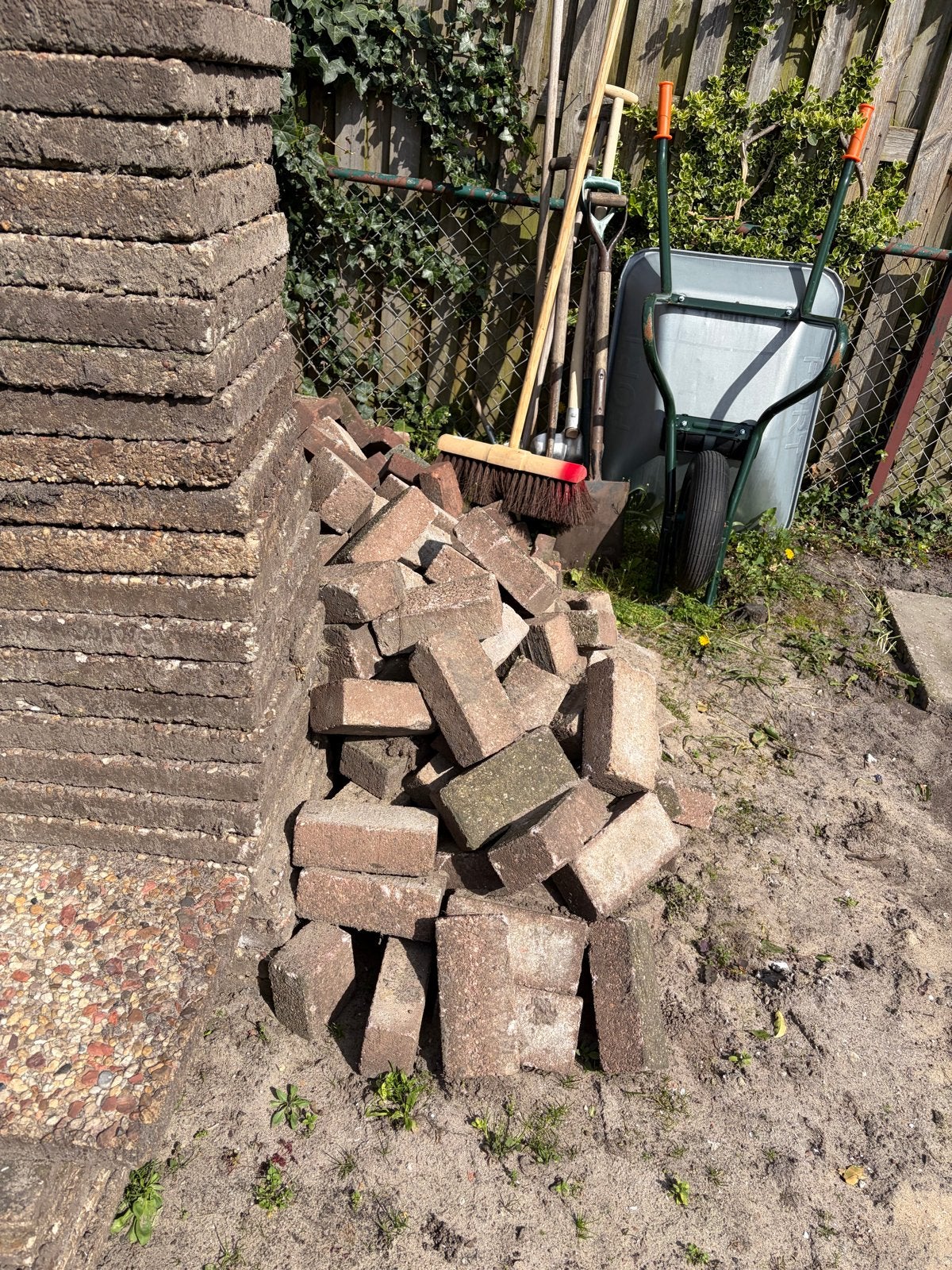 Grote stapels gebruikte klinkers, Tuin en Terras, Tegels en Klinkers, Gebruikt, Klinkers, Ophalen of Verzenden, 10 m² of meer