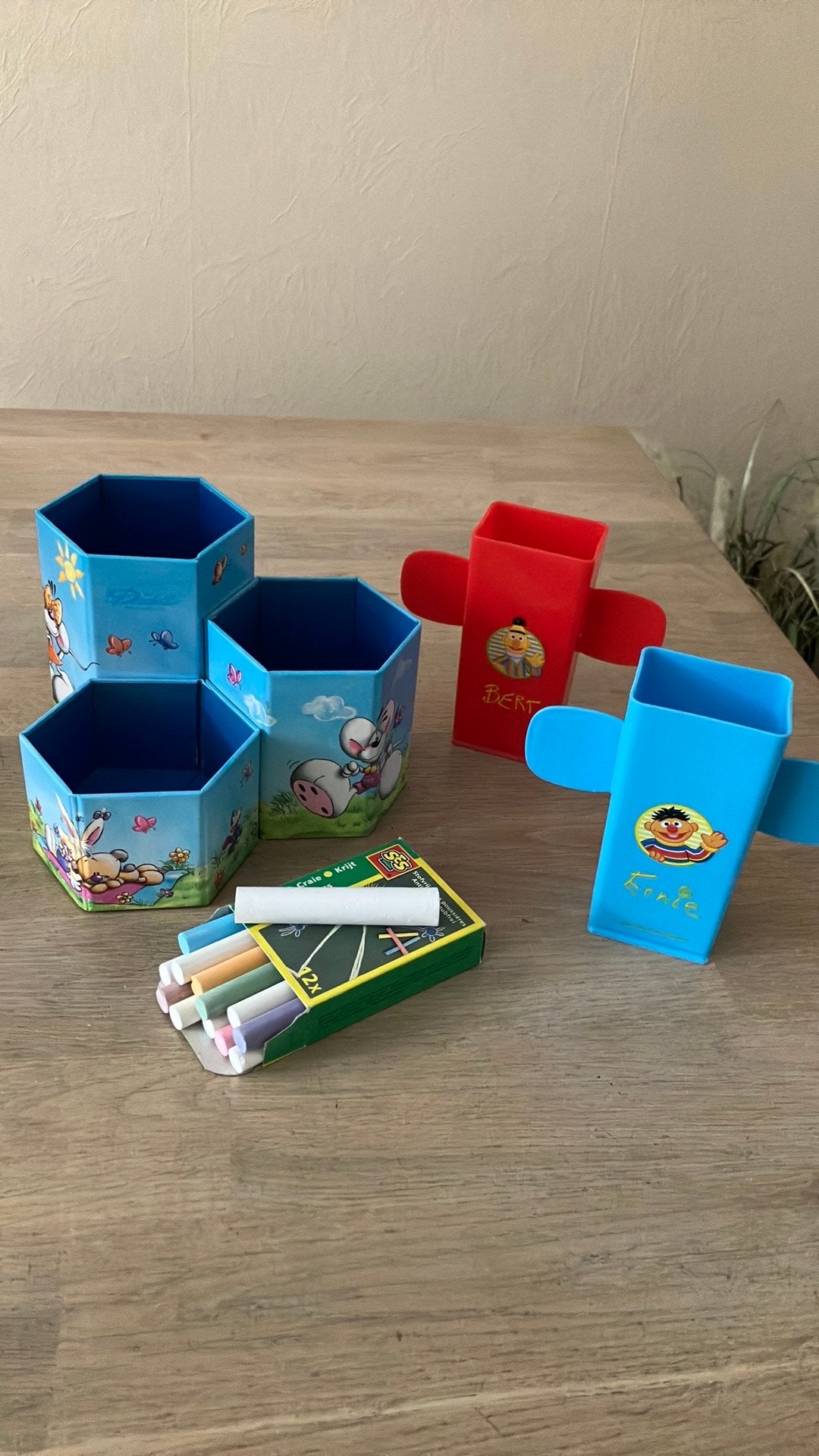 Peuterset bert/ernie pakjes/bekers bord krijt potlood houder, Kinderen en Baby's, Ophalen of Verzenden, Zo goed als nieuw, Jongen of Meisje