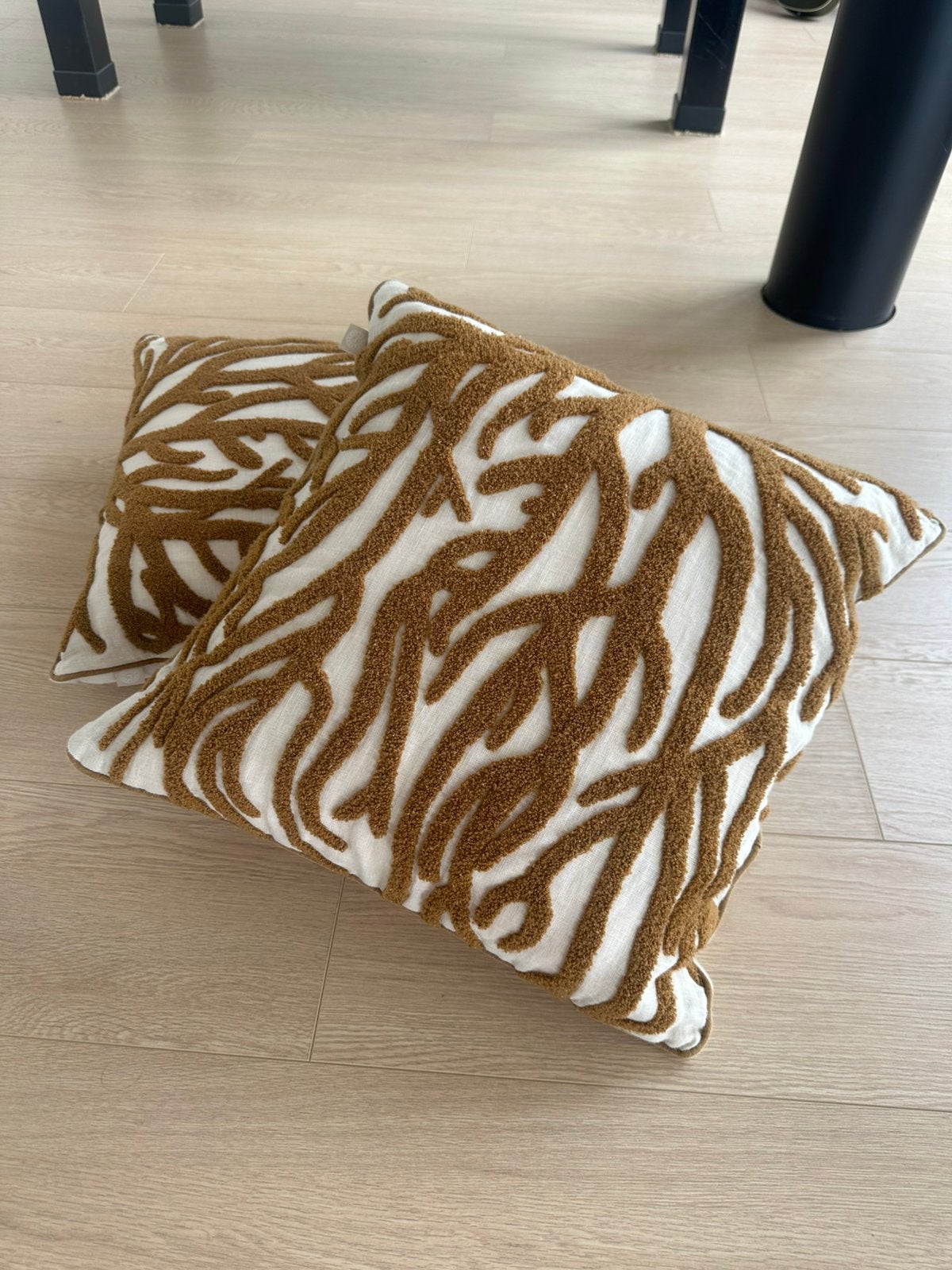 2x beige met bruin Palais sierkussens 50x50, Huis en Inrichting, Ophalen, Zo goed als nieuw, Bruin, Vierkant