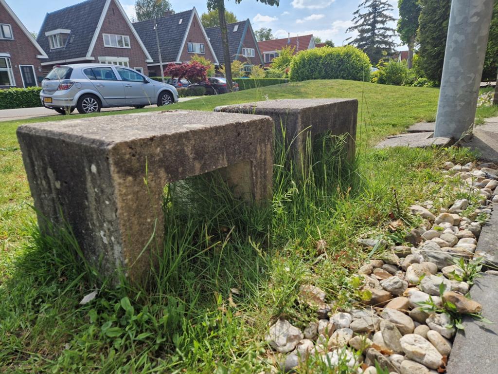 Twee betonnen blokken / zitelementen, Ophalen, Overige materialen, Gebruikt, Overige typen