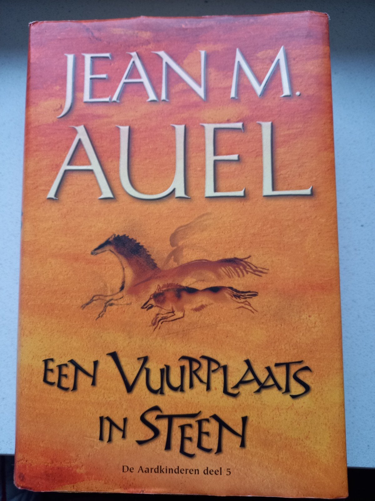 Een Vuurplaats in Steen - De Aardkinderen deel 5, Boeken, Ophalen of Verzenden, Gelezen, Jean M. Auel, Nederland