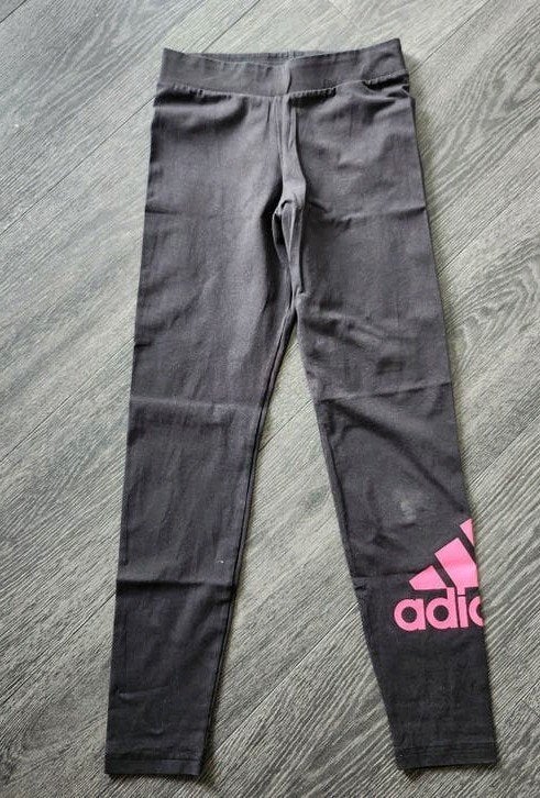 Adidas sportlegging zwart met roze logo maat 152, Kinderen en Baby's, Kinderkleding | Maat 152, Broek, Adidas, Gebruikt, Meisje