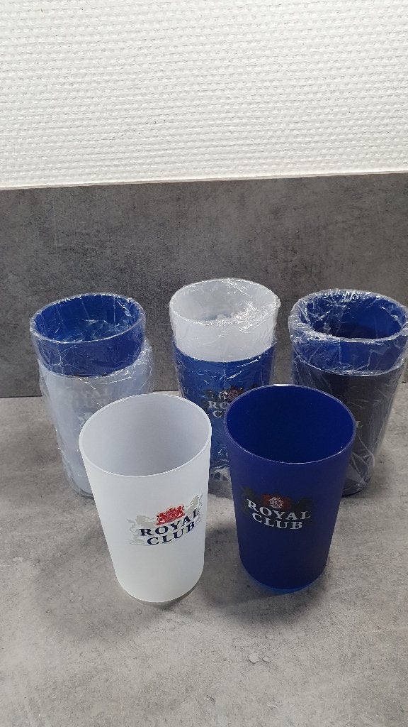 bekers – Royal Club – plastic - 8 stuks, Huis en Inrichting, Nieuw, Ophalen of Verzenden, Overige stijlen, Kop(pen) en/of Schotel(s)