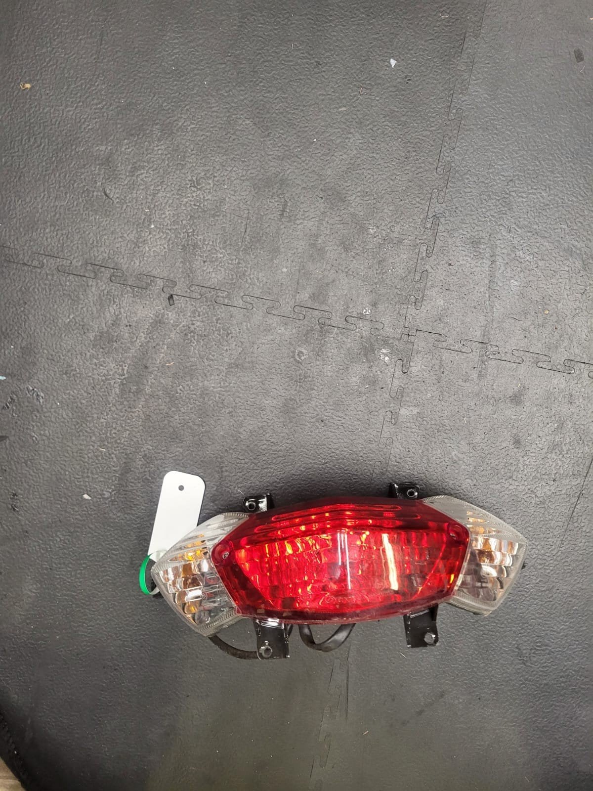 Achterlicht Peugeot Kisbee - Compleet met knipperlichten, Gebruikt, Peugeot Scooters, Overige typen, Ophalen of Verzenden