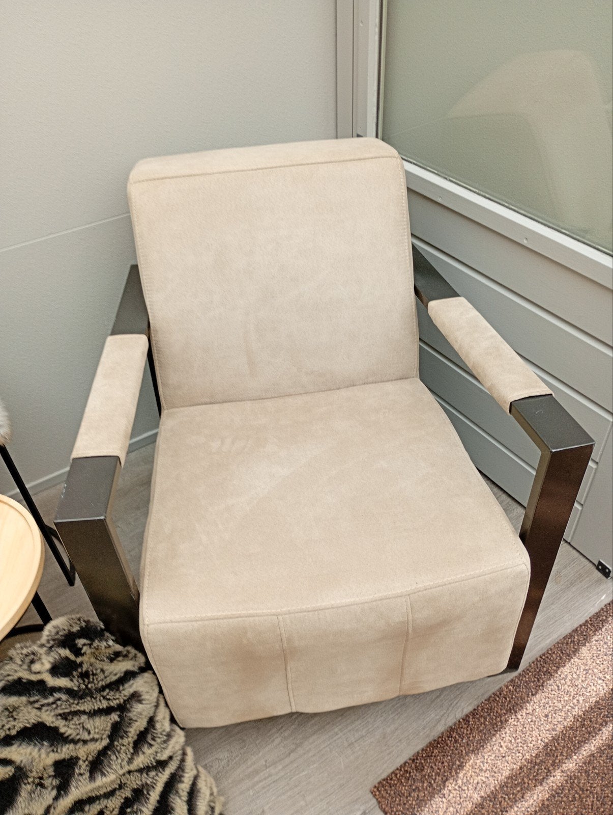 2 Moderne Crème Fauteuils met Stalen Poten, Ophalen, 75 tot 100 cm, Zo goed als nieuw, Stof