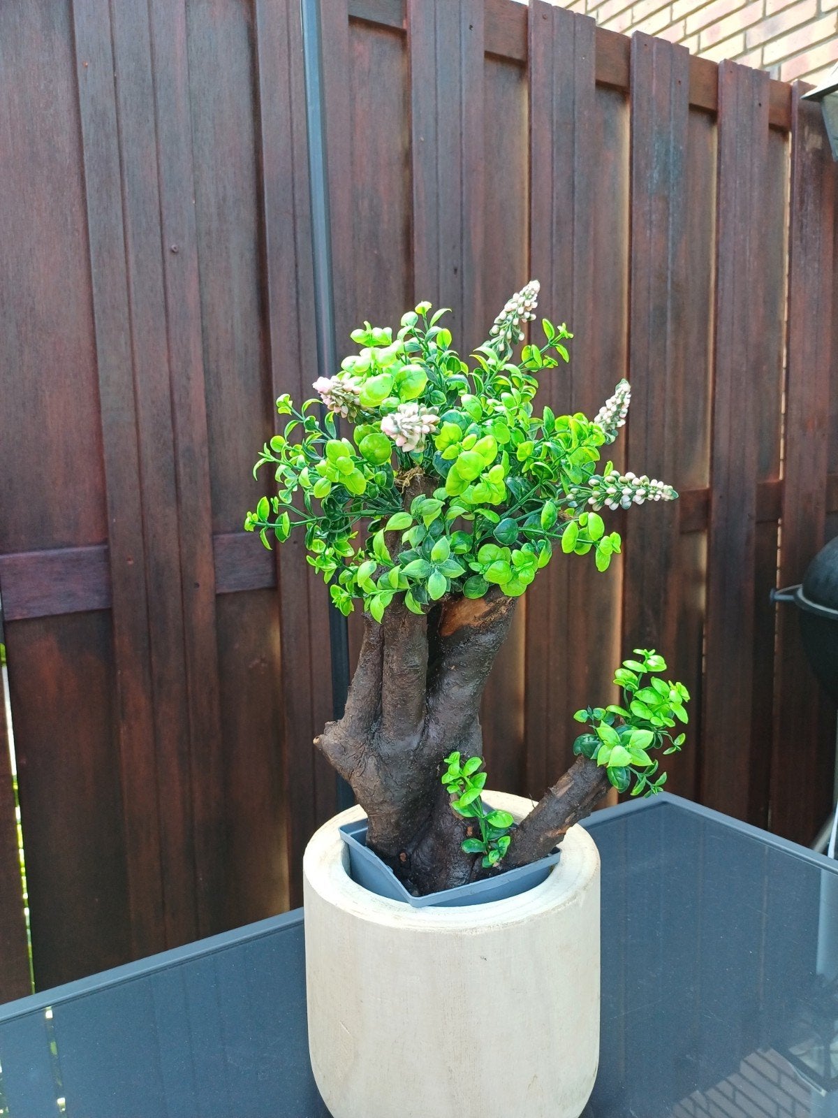 Kunstplant met houten stam in pot., Binnen, Groen, Kunstplant, Nieuw