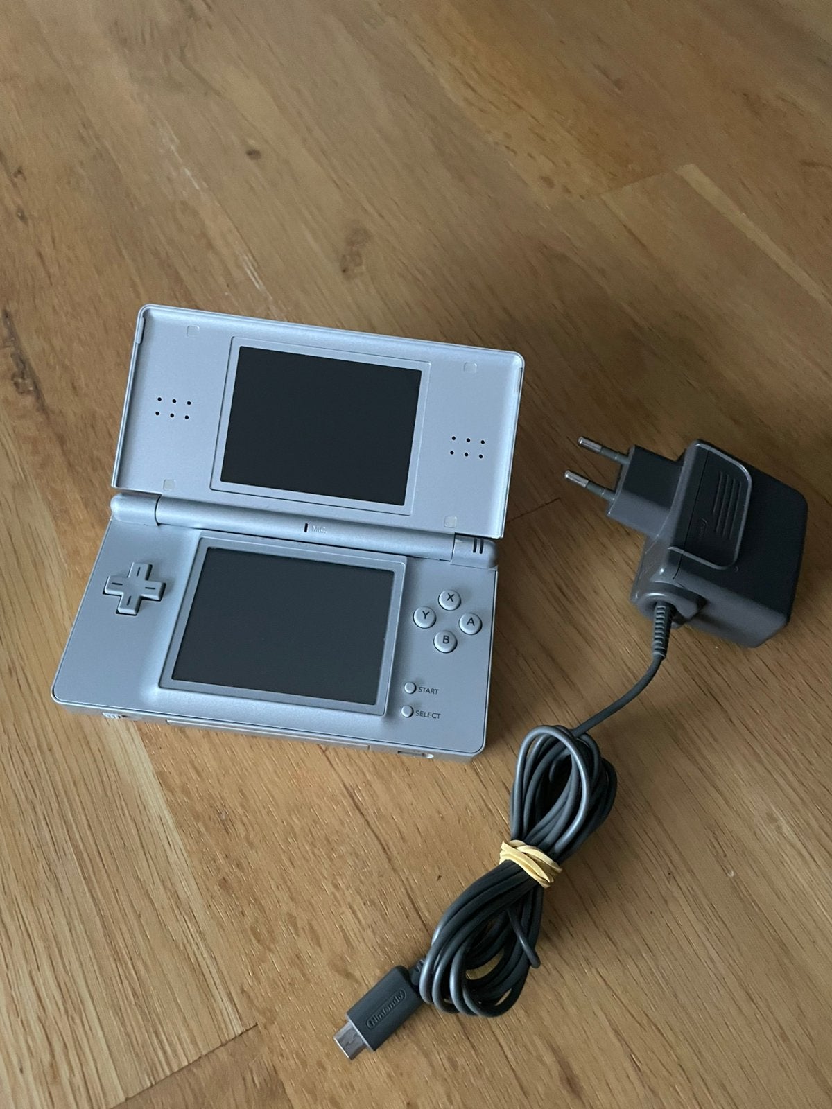 Nintendo DS Lite - Zilver - Goede staat, Spelcomputers en Games, Ophalen of Verzenden, Zo goed als nieuw, Zilver, DS Lite