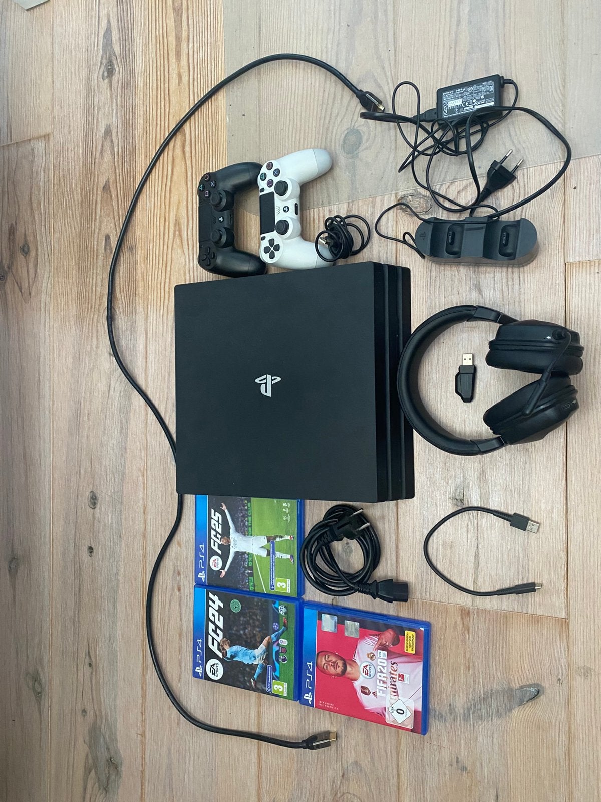 PlayStation 4 pro, Ophalen, Met games, Met 2 controllers, Refurbished