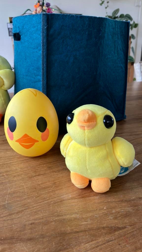 Geel kuikentje met ei van Adopt Me!, Kinderen en Baby's, Speelgoed | Knuffels en Pluche, Ophalen of Verzenden, Zo goed als nieuw