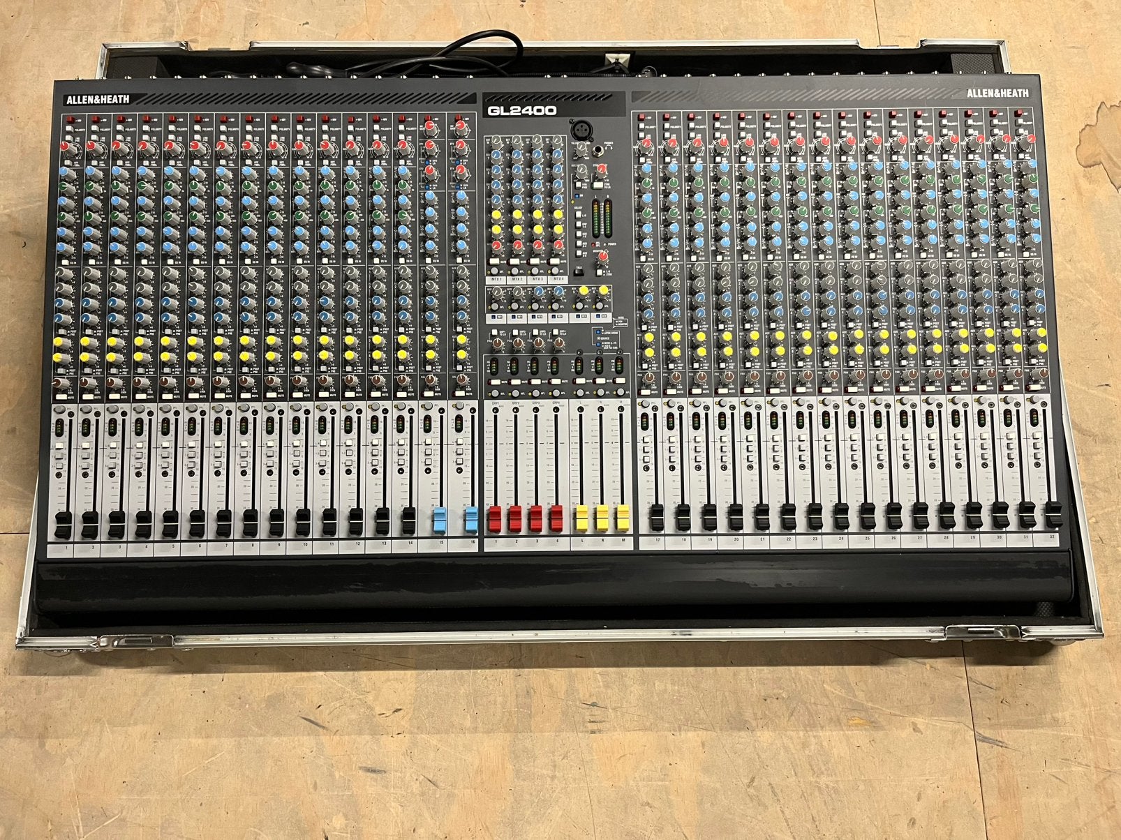 Allen&Heath GL2400 32-kanaals mengpaneel met kist en lampjes, Ophalen, Zo goed als nieuw, 20 kanalen of meer, Microfooningang