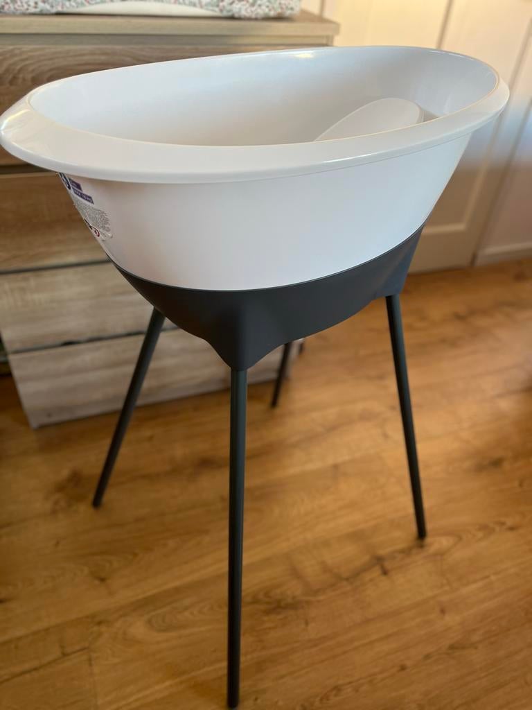 Luma babybad met onderstel en inleg (nieuwe badstop), Kinderen en Baby's, Badjes en Verzorging, Zo goed als nieuw, Badje, Overige merken