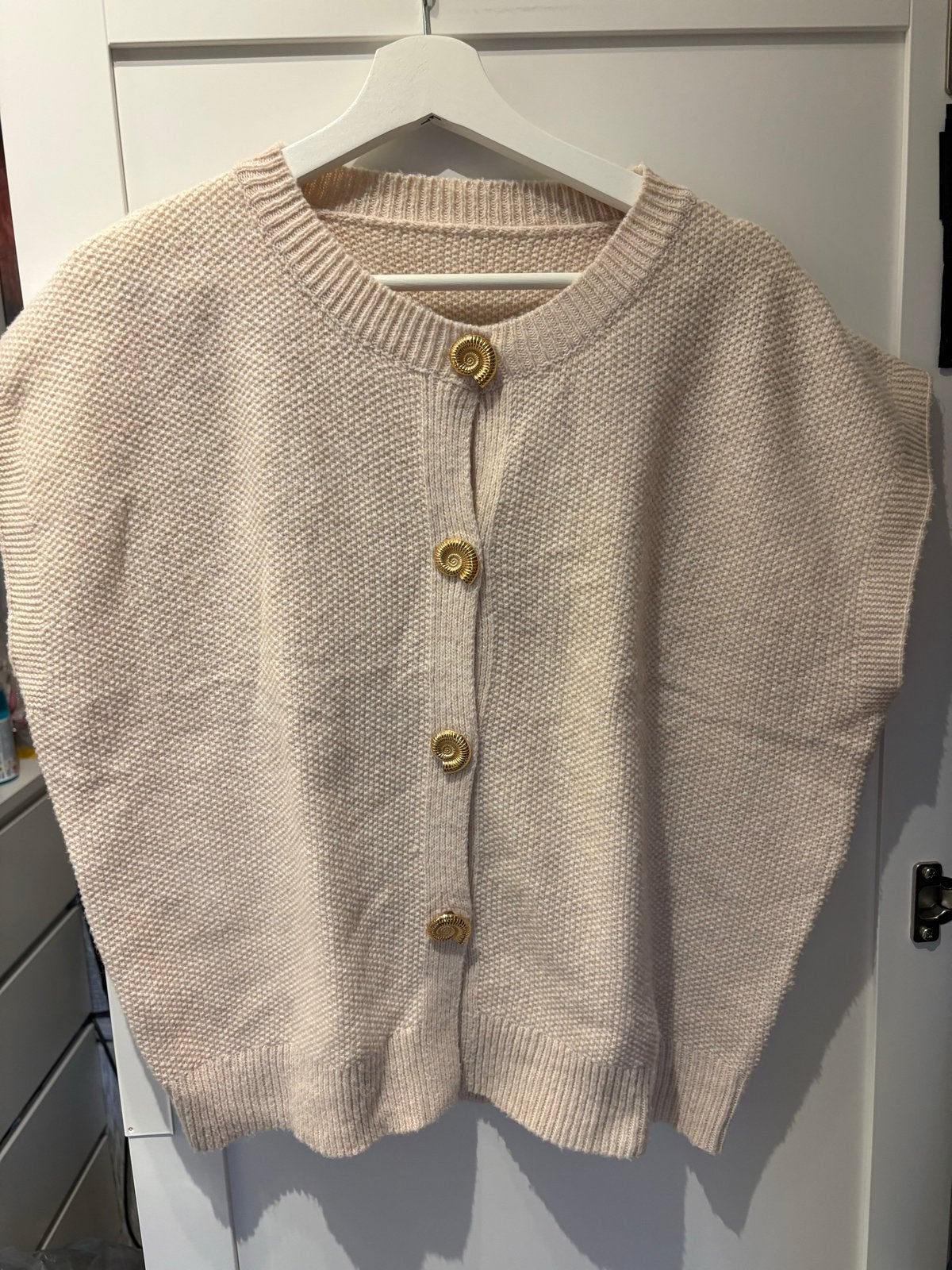 Nieuwe gebreide top met gouden knopen - Maat 42, Ophalen of Verzenden, Nieuw, Maat 42/44 (L), Beige