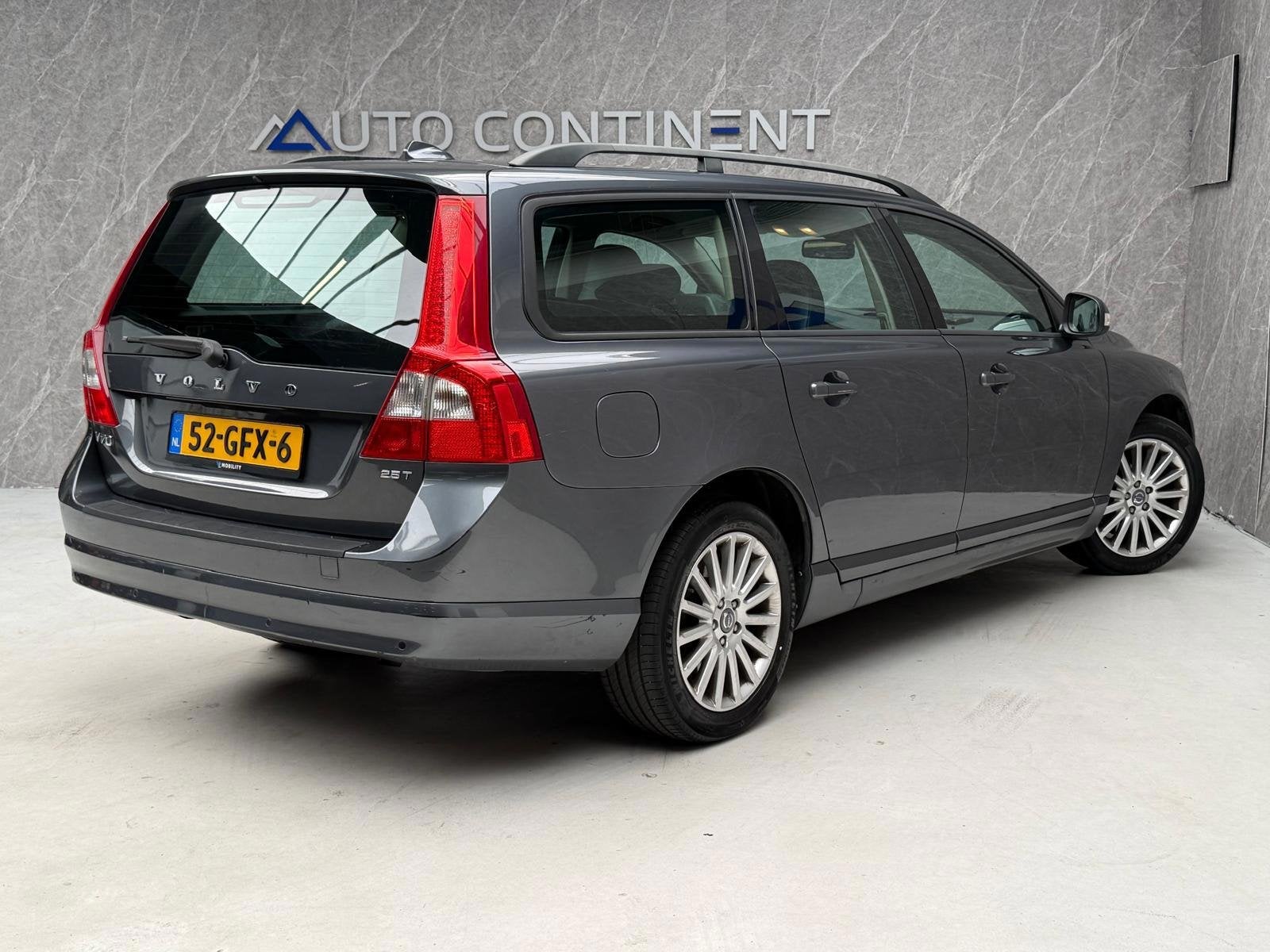 Volvo V70 2.5T Momentum / NAP / Goed Onderhouden / APK, Auto's, Voorwielaandrijving, Zwart, 2521 cc, Handgeschakeld