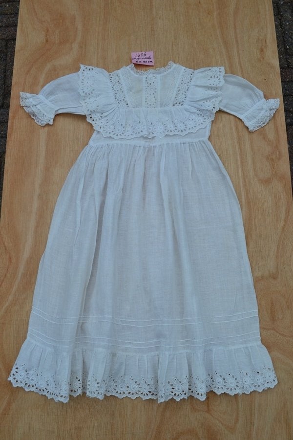 Oud wit katoenen poppen doopjurkje uit de jaren1950 NR 1306, Verzamelen, Poppen, Ophalen of Verzenden, Zo goed als nieuw, Kleertjes