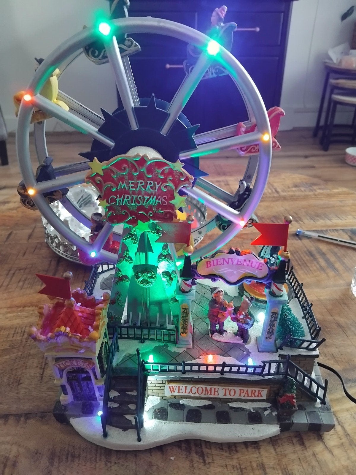 Een leuk kerstreuzenrand met verlichting en muziek, Diversen, Kerst, Ophalen of Verzenden, Gebruikt