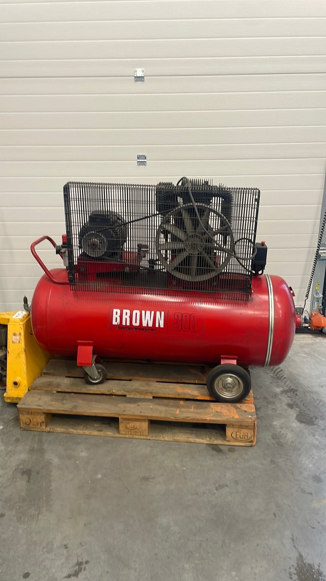 Te koop Brown 300 verrijdbaar compressor, Doe-het-zelf en Verbouw, 100 liter of meer, Ophalen, Gebruikt, 6 tot 10 bar
