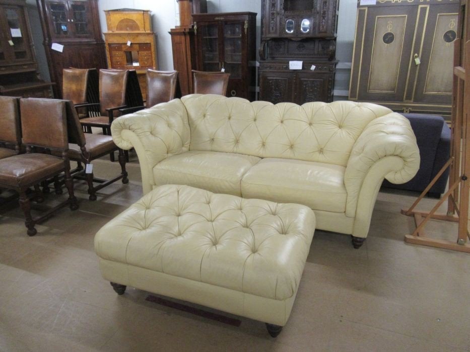 Oer 10247 vintage leren Chesterfield bank met grote poef, Huis en Inrichting, Banken | Bankstellen, Ophalen, Gebruikt, Leer, 200 tot 250 cm