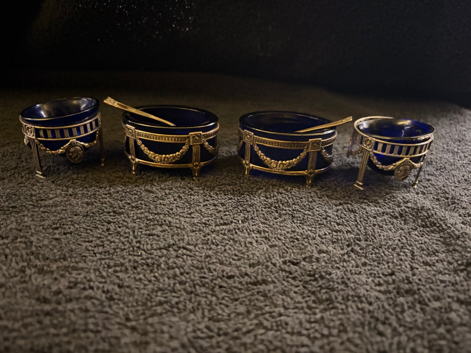 Antieke zoutvaatjes met blauw glas en zilveren montuur, Ophalen of Verzenden, Zilver