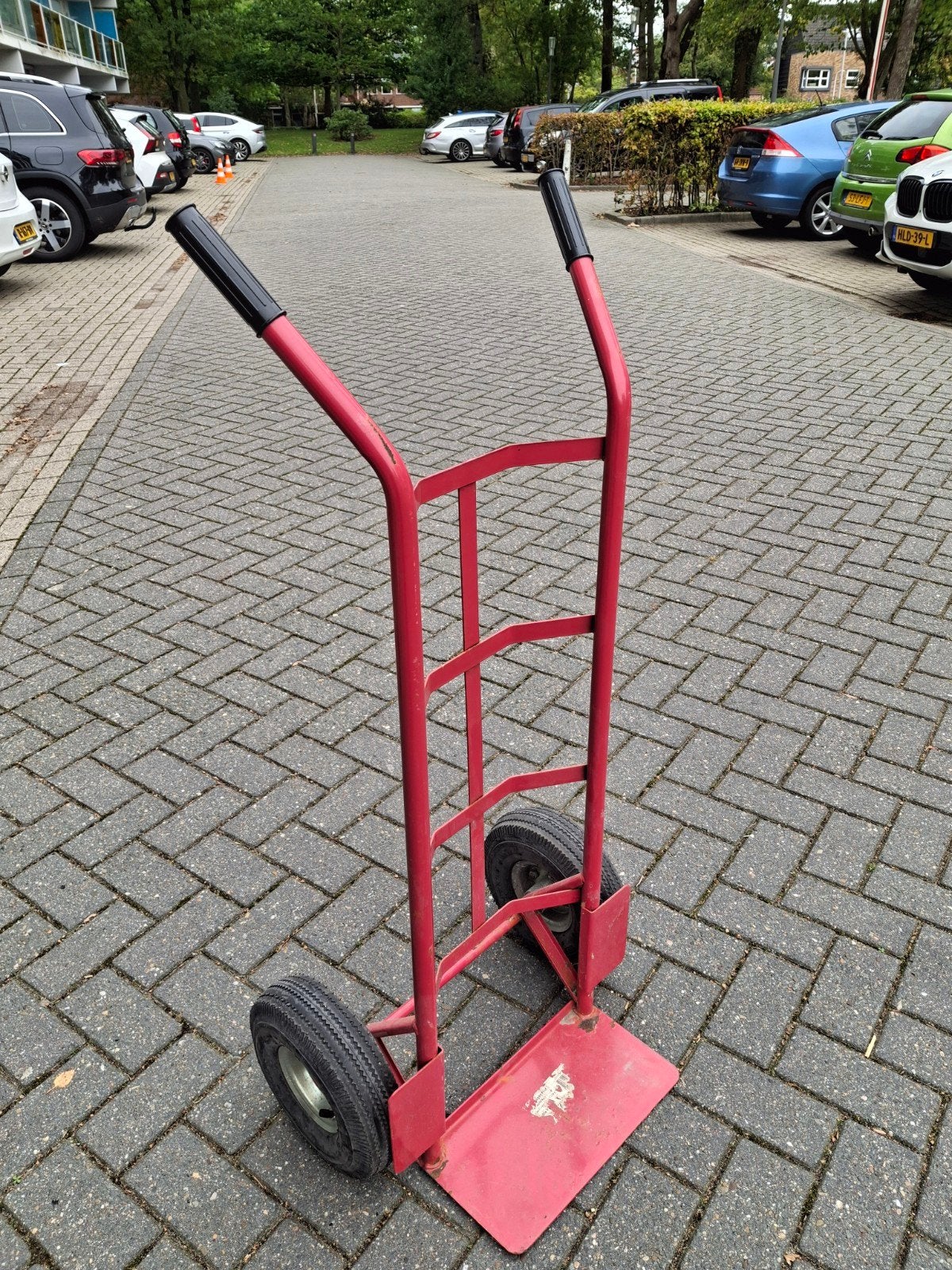 steekwagen staat op nieuwe banden, 60 tot 80 liter, Ophalen, Nieuw, Steekwagen