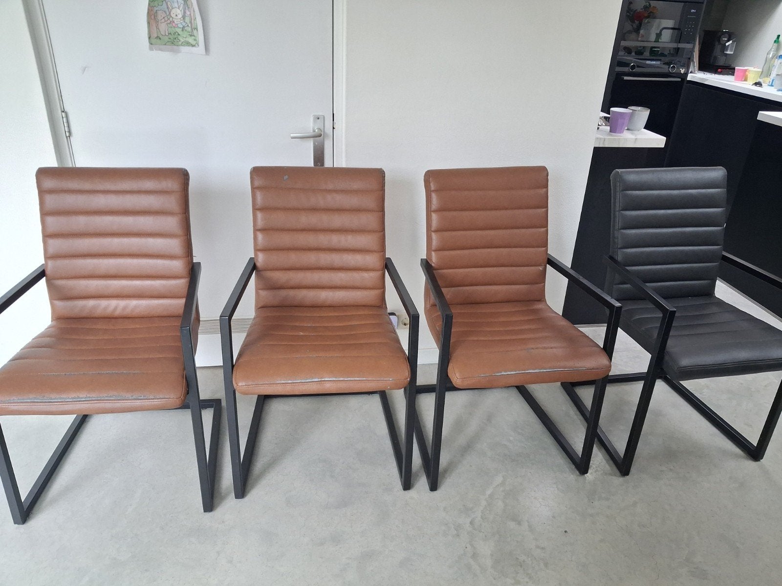 gratis af te halen stoelen, 3x bruin en 1x antraciet, met, Huis en Inrichting, Ophalen, Gebruikt, Bruin, Overige materialen