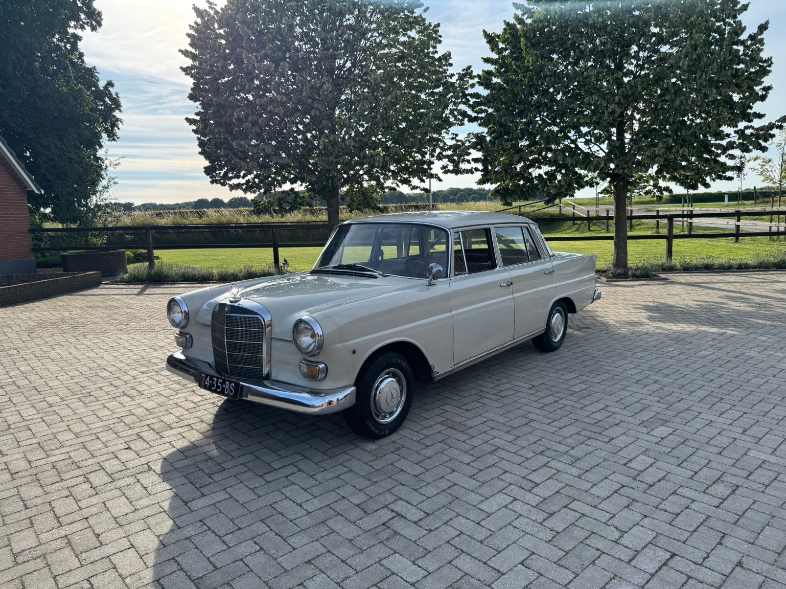 Mercedes-Benz Heckflosse 200 1966, Achterwielaandrijving, 4 cilinders, Wit, Origineel Nederlands