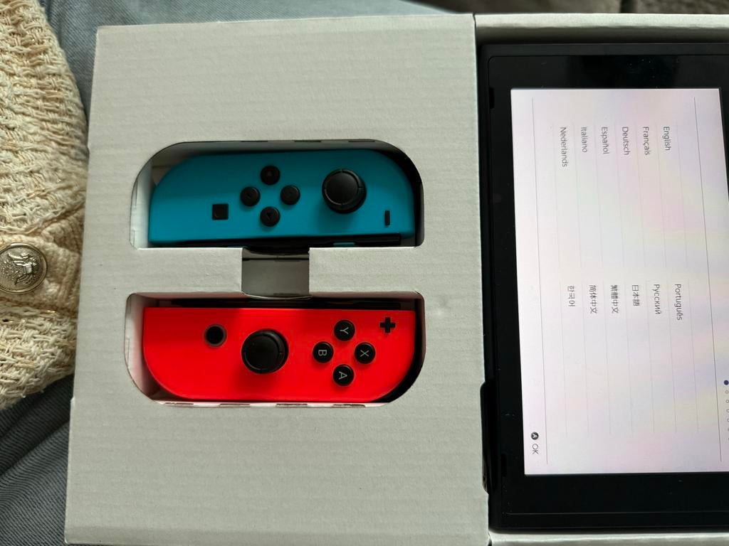 Nintendo Switch met Neon Blauw/Rood Joy-Cons, Ophalen of Verzenden, Zo goed als nieuw, Met 2 controllers, Switch Original