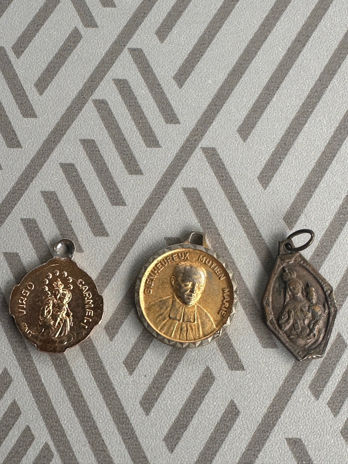 Religieuze Medailles - Katholieke Hangers, Verzamelen, Ophalen of Verzenden, Gebruikt, Sieraad, Christendom | Katholiek