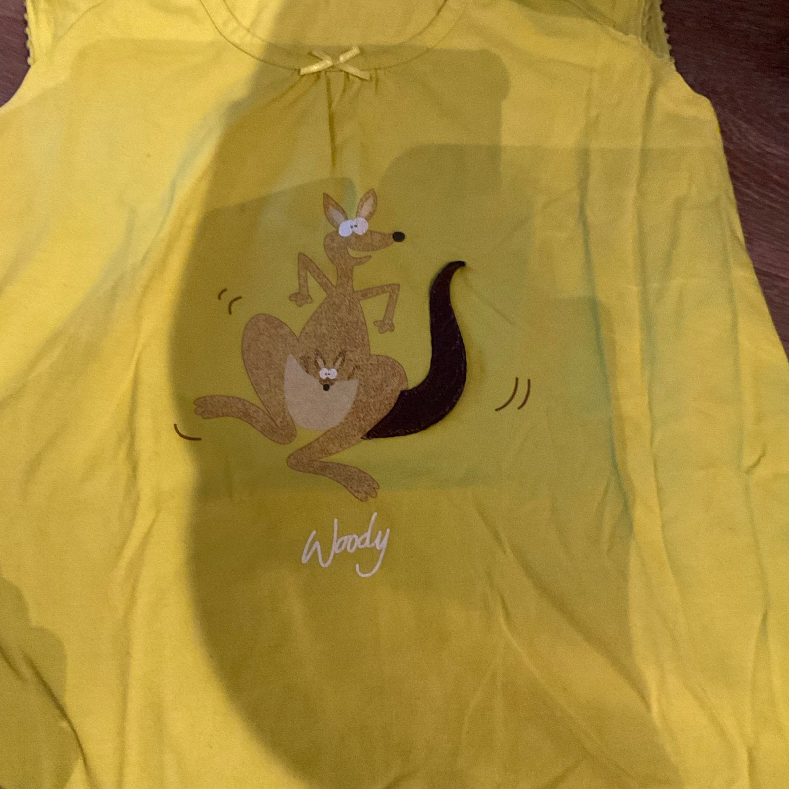 Woody pyjama setje maat 14A (geel shirt, gestreepte short), Verzenden, Gebruikt, Meisje