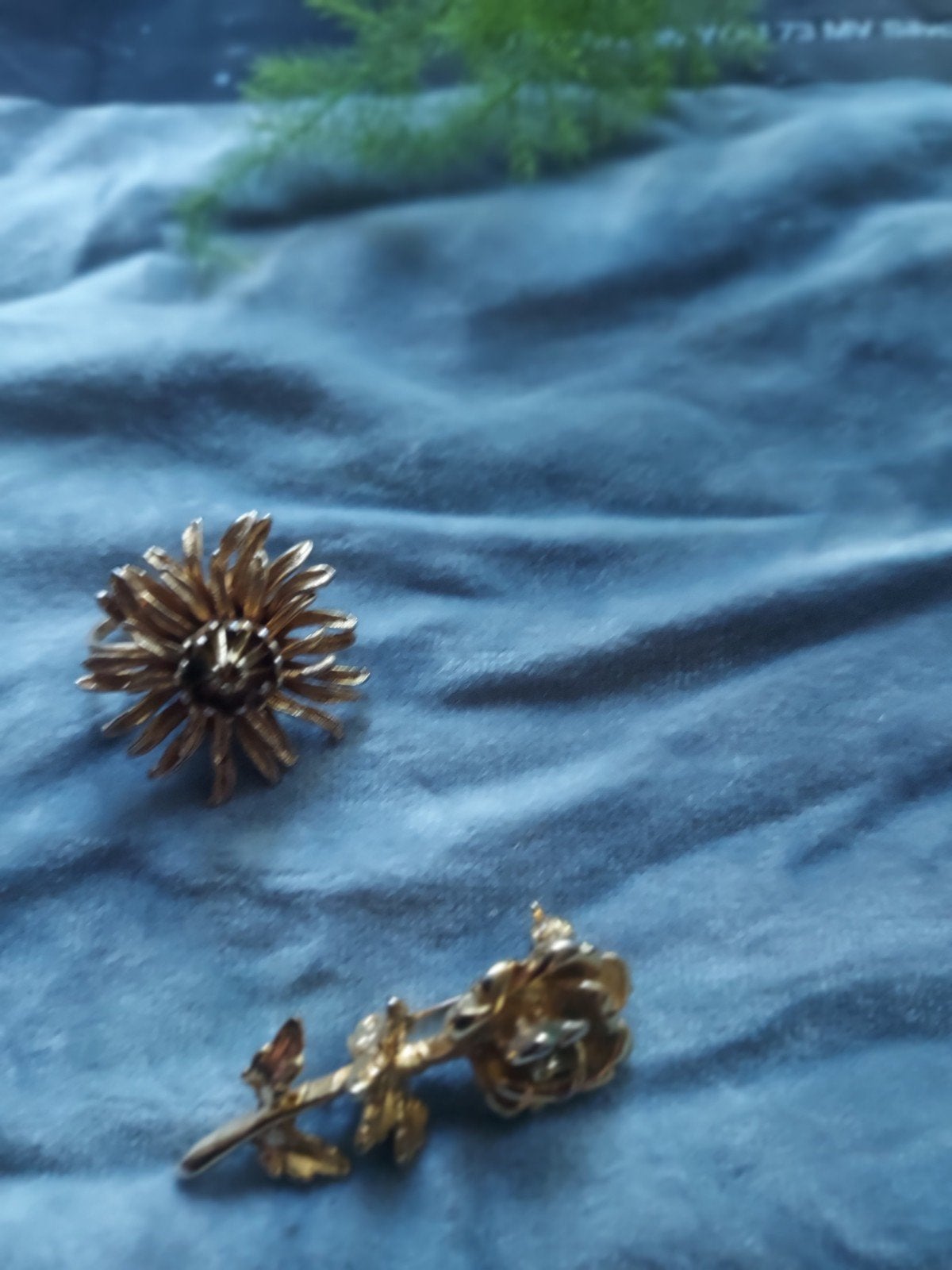 Vintage Broches: Zonnebloem & Roos - Goudkleurig, Overige materialen, 4 tot 7 cm, Gebruikt, Ophalen of Verzenden