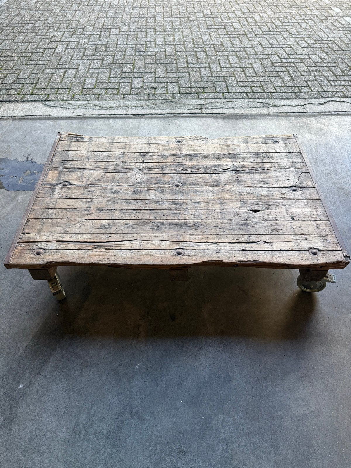 Robuuste houten salontafel op wielen - Industrieel design, Ophalen, Gebruikt, 100 tot 150 cm, 50 tot 100 cm