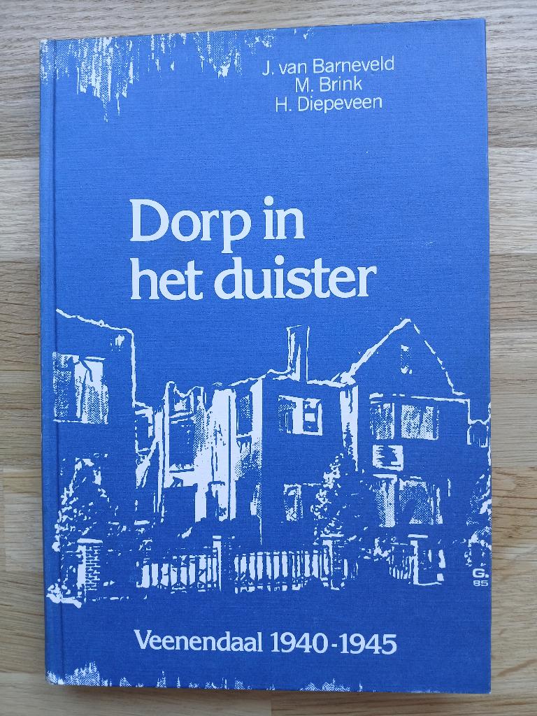 DORP IN HET DUISTER - VEENENDAAL 1940 – 1945, Boeken, Ophalen of Verzenden, Tweede Wereldoorlog, Zo goed als nieuw, Algemeen
