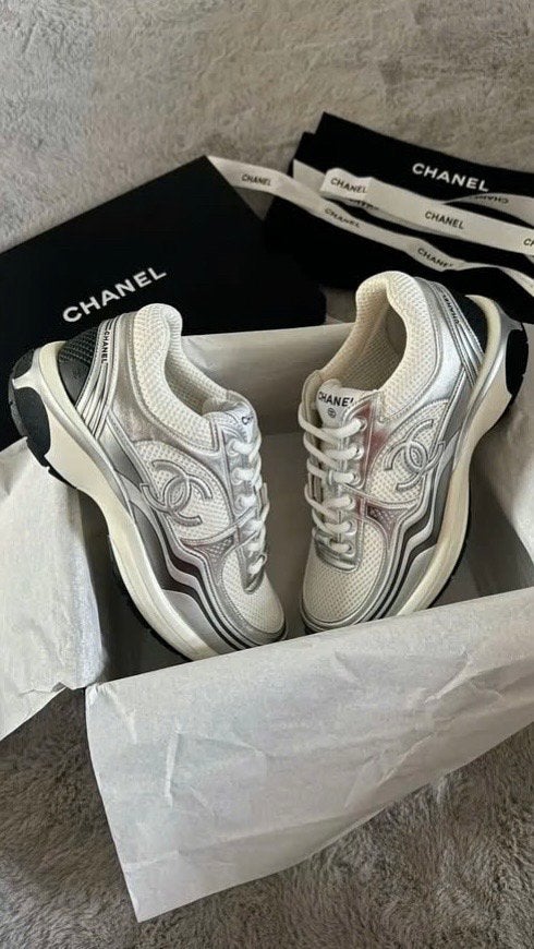 Chanel Sneakers Zilver/Wit - Maat 38 -, Kleding | Dames, Schoenen, Ophalen of Verzenden, Zo goed als nieuw, Wit, Sneakers of Gympen