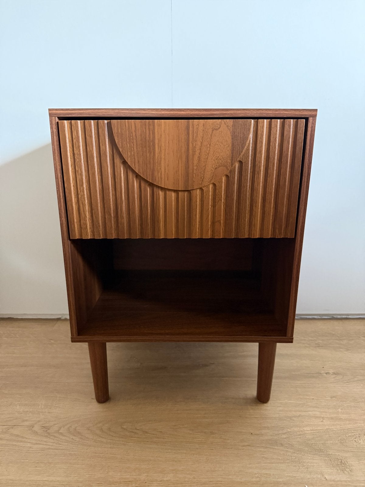 2x Nachtkastje Walnoot met Halfrond Detail - nieuw. 2 st.