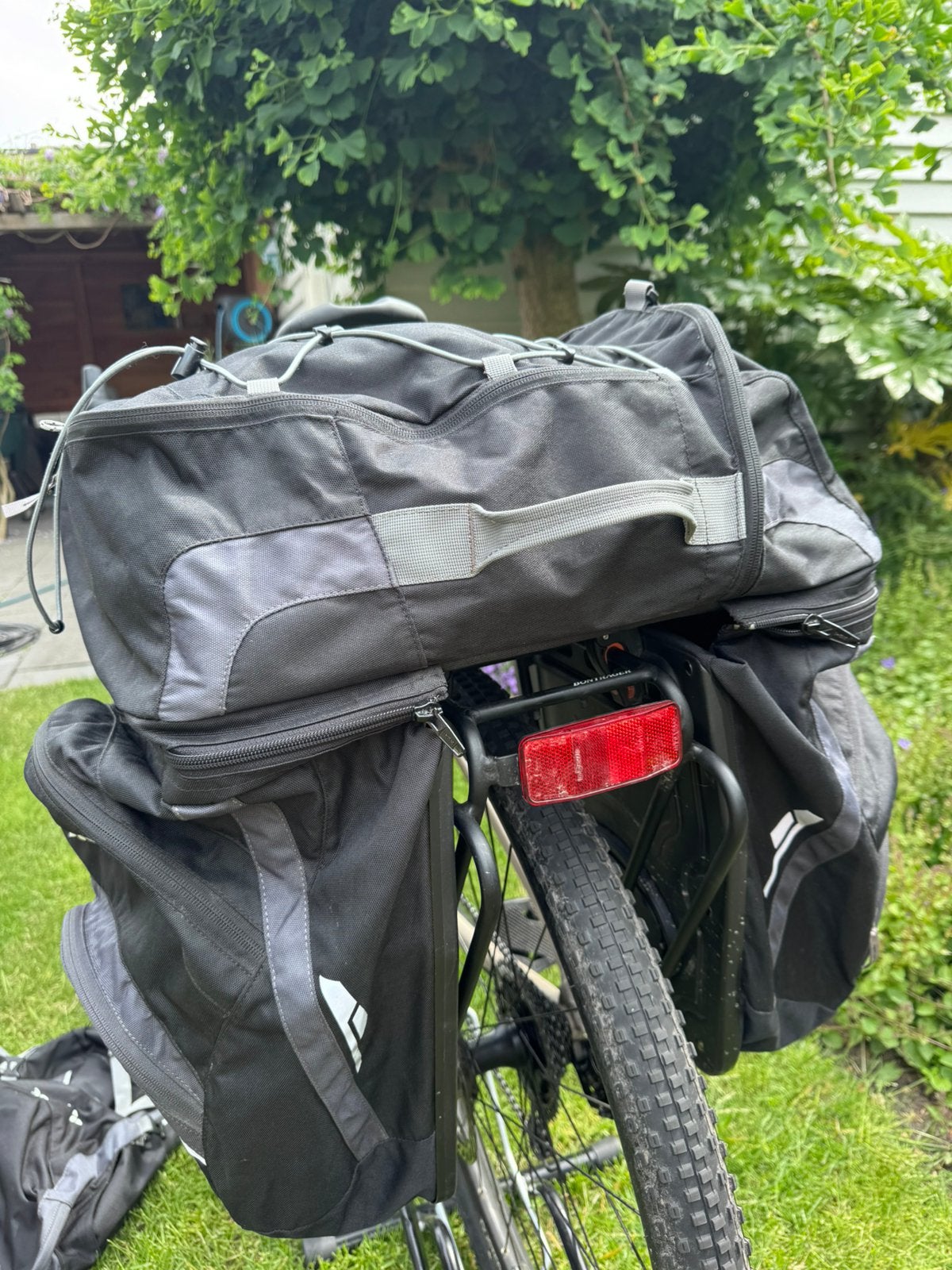 Vaude Fietstassen Set: 3 Achtertassen, 1 Stuurtas, 1 Voortas, Ophalen, Gebruikt
