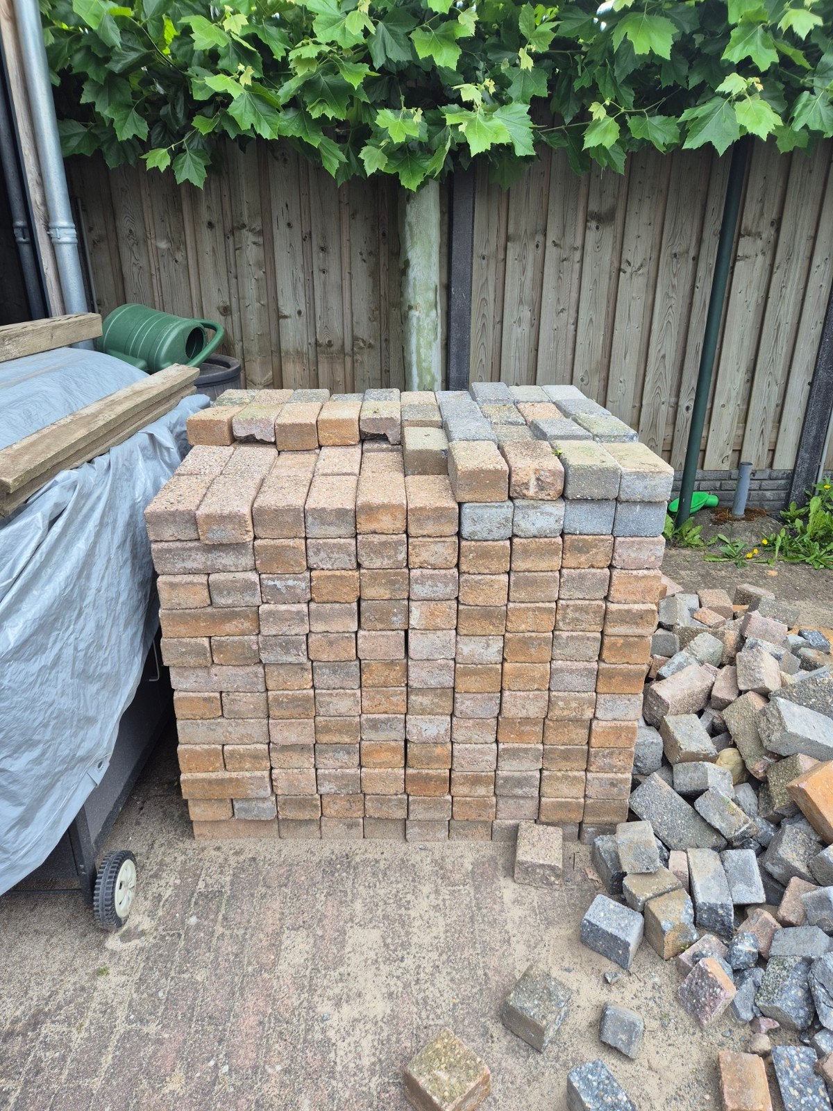 Gratis beton klinkers - Gebruikt, diverse kleuren, Tuin en Terras, Ophalen, Gebruikt, Klinkers, 10 m² of meer