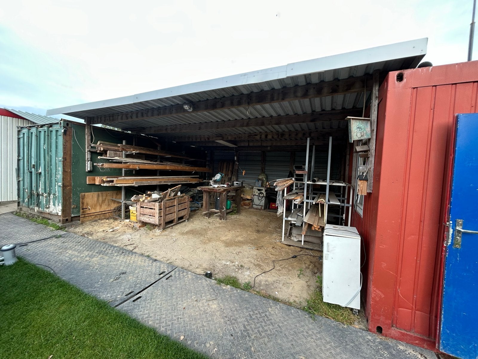 Opslag container met zaag overkapping kantine toilet rekken, Zakelijke goederen, Machines en Bouw | Keten en Containers, Ophalen