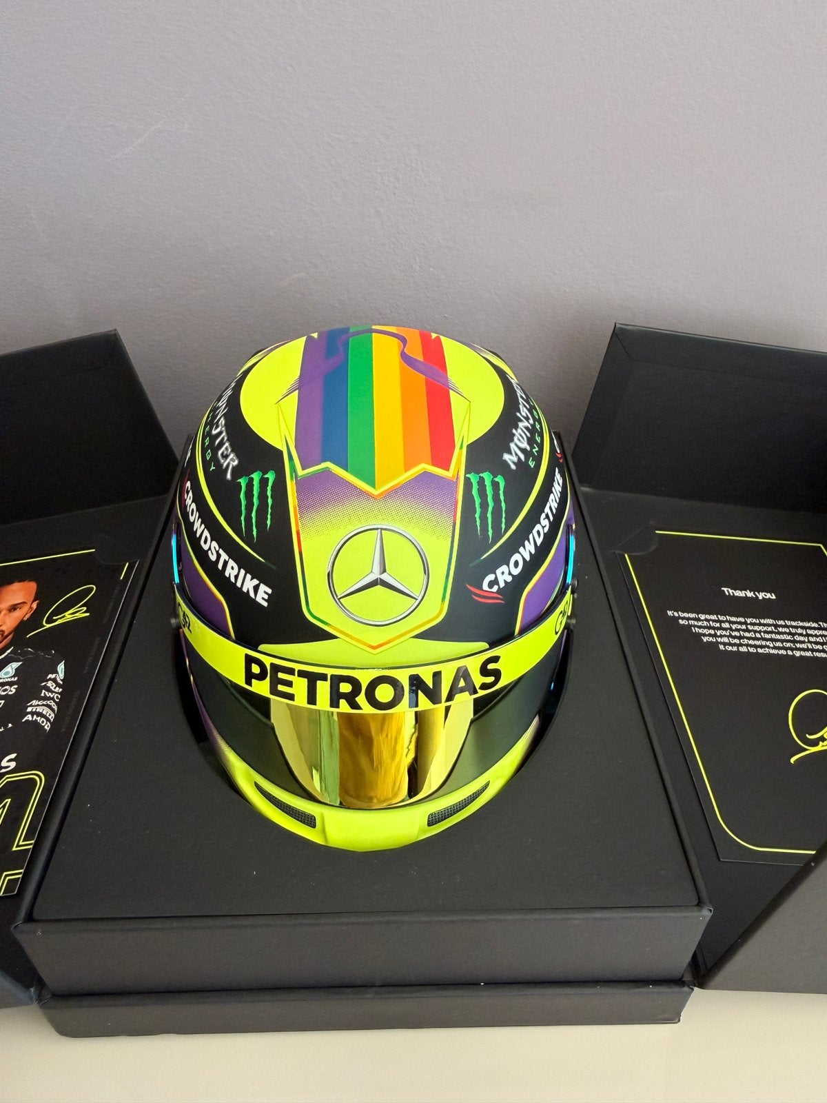2023 VIP 1:2 helm Lewis Hamilton Mercedes F1, Verzamelen, Automerken, Motoren en Formule 1, Ophalen of Verzenden, Zo goed als nieuw