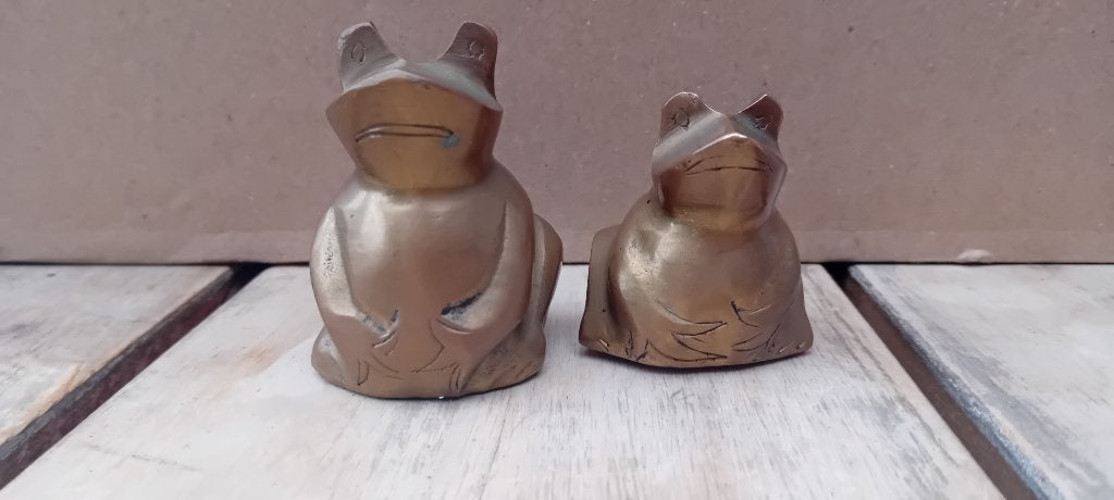 Twee bronzen kikkers - decoratieve beeldjes, Ophalen of Verzenden, Gebruikt, Dier