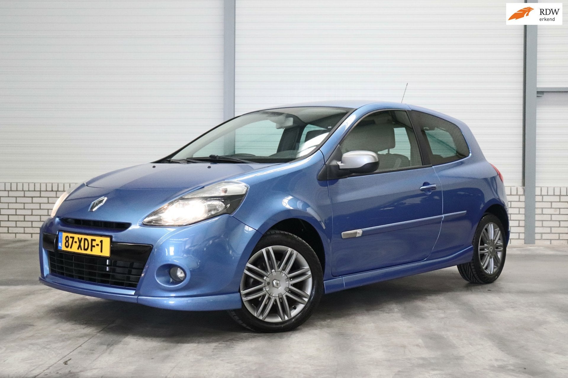 Renault Clio 1.6 GT | AIRCO | PARKEER SENSOR | HALF LEDER |, Auto's, Renault, Voorwielaandrijving, Euro 5, 535 kg, Gebruikt