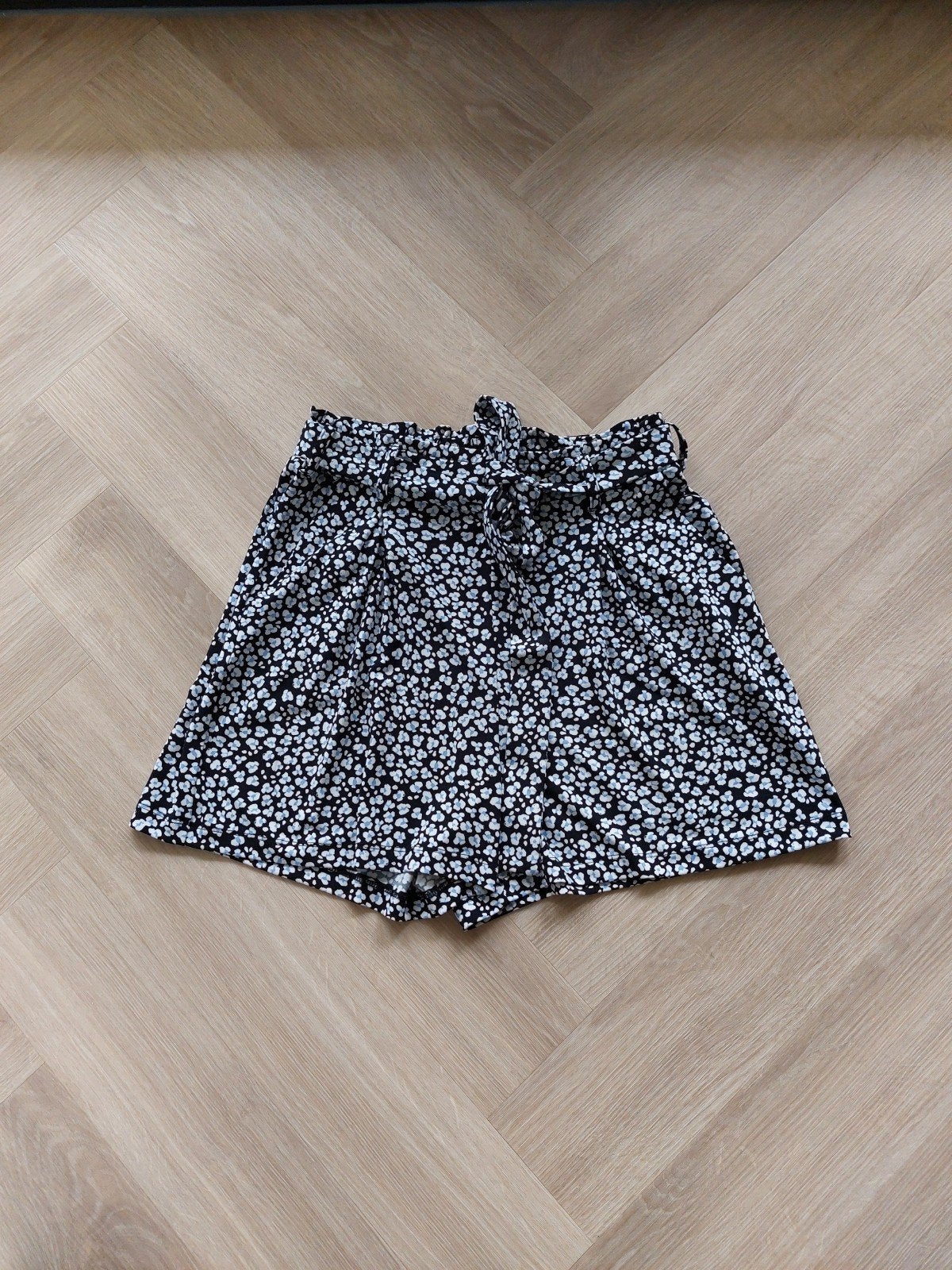 SUPER MOOIE GEBLOEMDE SHORT MAAT S, Kleding | Dames, Broeken en Pantalons, Ophalen of Verzenden, Zo goed als nieuw, Maat 38/40 (M)