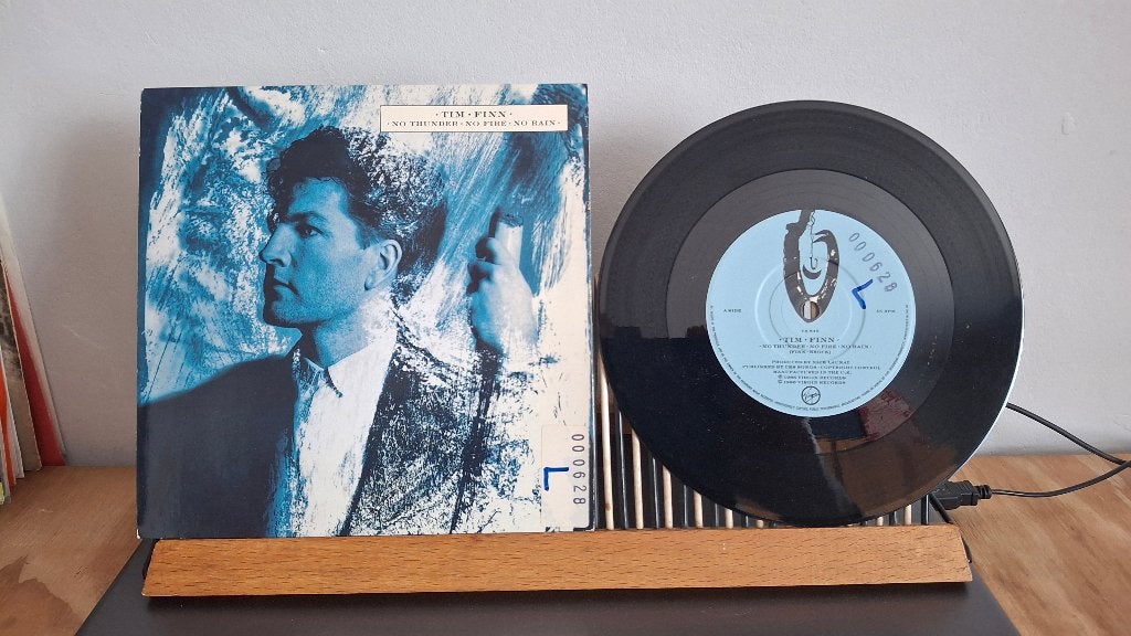Tim Finn-No surrender(VK104) 1 euro vaste prijs, Ophalen of Verzenden, Zo goed als nieuw, 7 inch, Pop