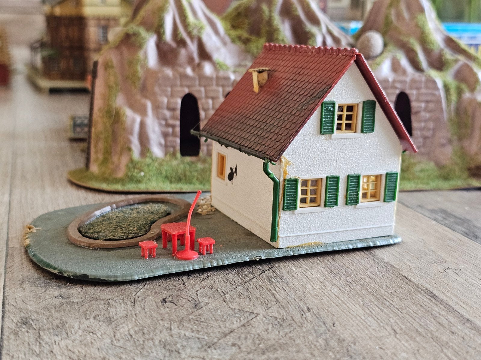 Mooie modeltrein HO huis met tuin, Ophalen of Verzenden, Gebruikt, Brug, Tunnel of Gebouw, Overige merken