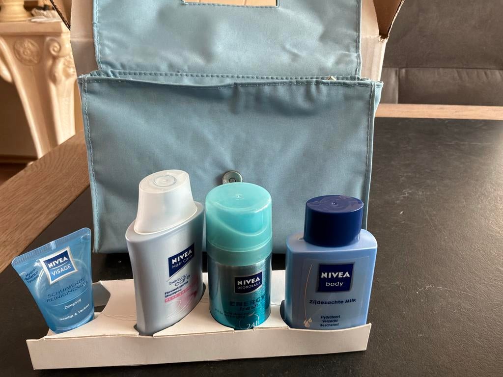 Nivea setje met etui en 4 kleine flesjes, Nieuw, Ophalen of Verzenden, Toebehoren, Blauw