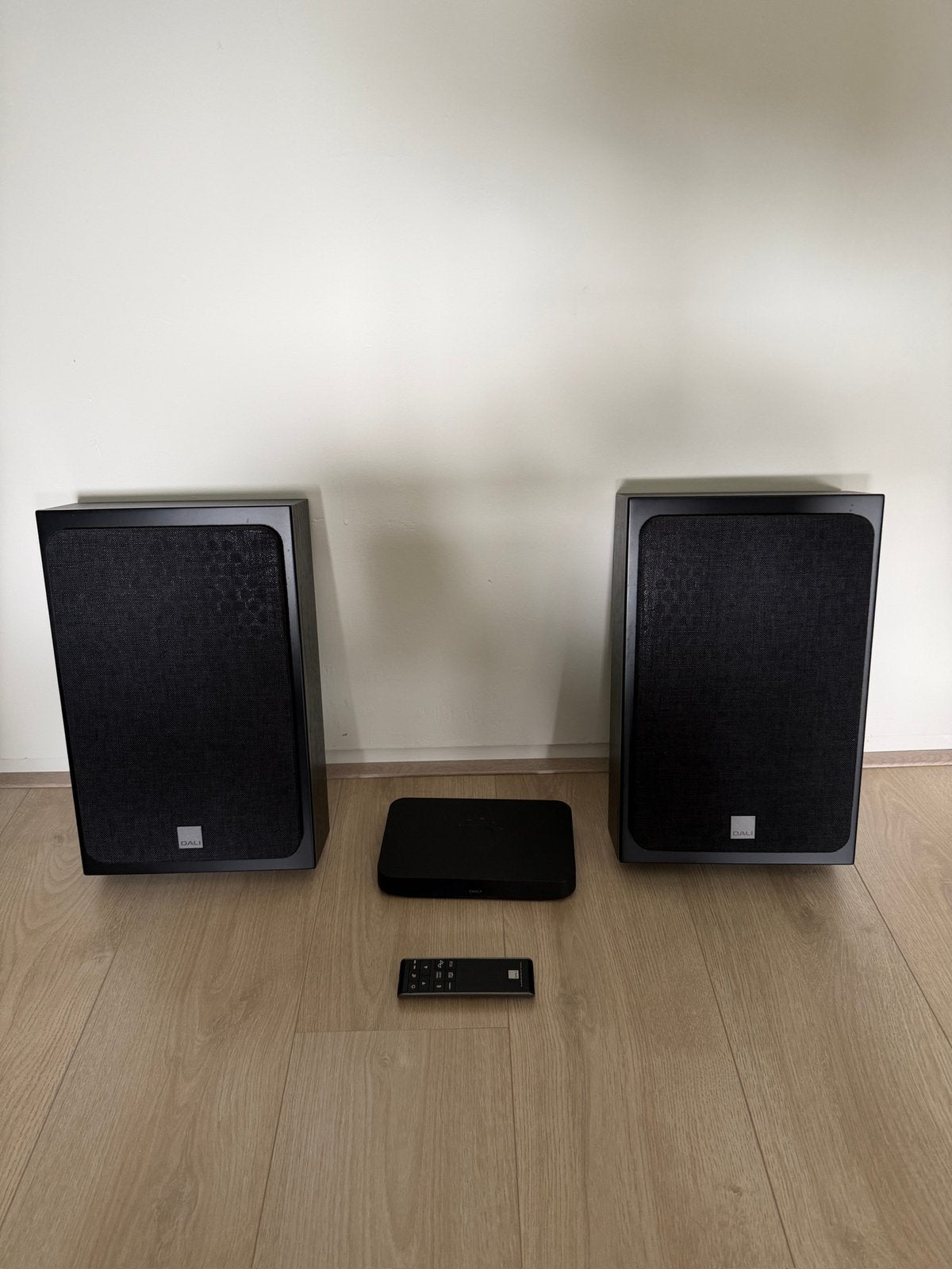 DALI Oberon On-Wall C + DALI Soundhub Compact. Nieuwstaat!, Audio, Tv en Foto, Luidsprekers, Ophalen, Stereo speakers, Inclusief kabels